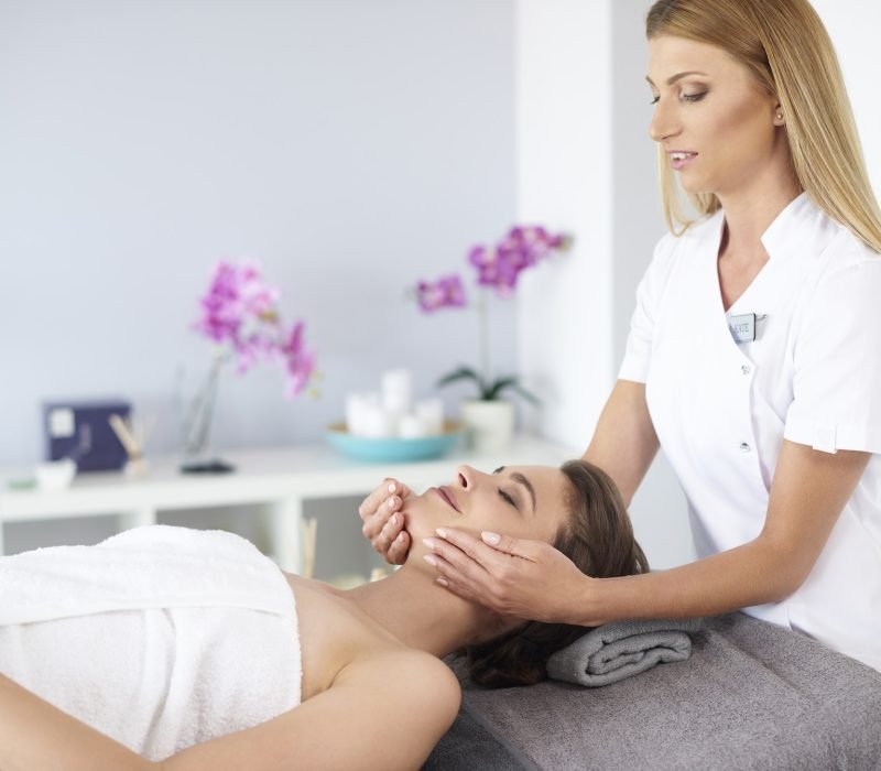 beautifl-woman-during-facial-masagge.jpg beautifl-woman-during-facial-masagge.jpg